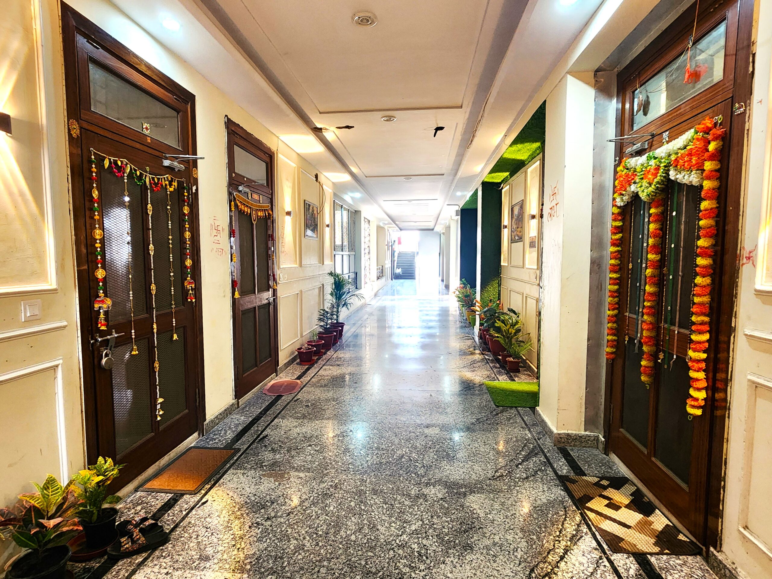 decore-galley-happy-home-apartment-aligarh